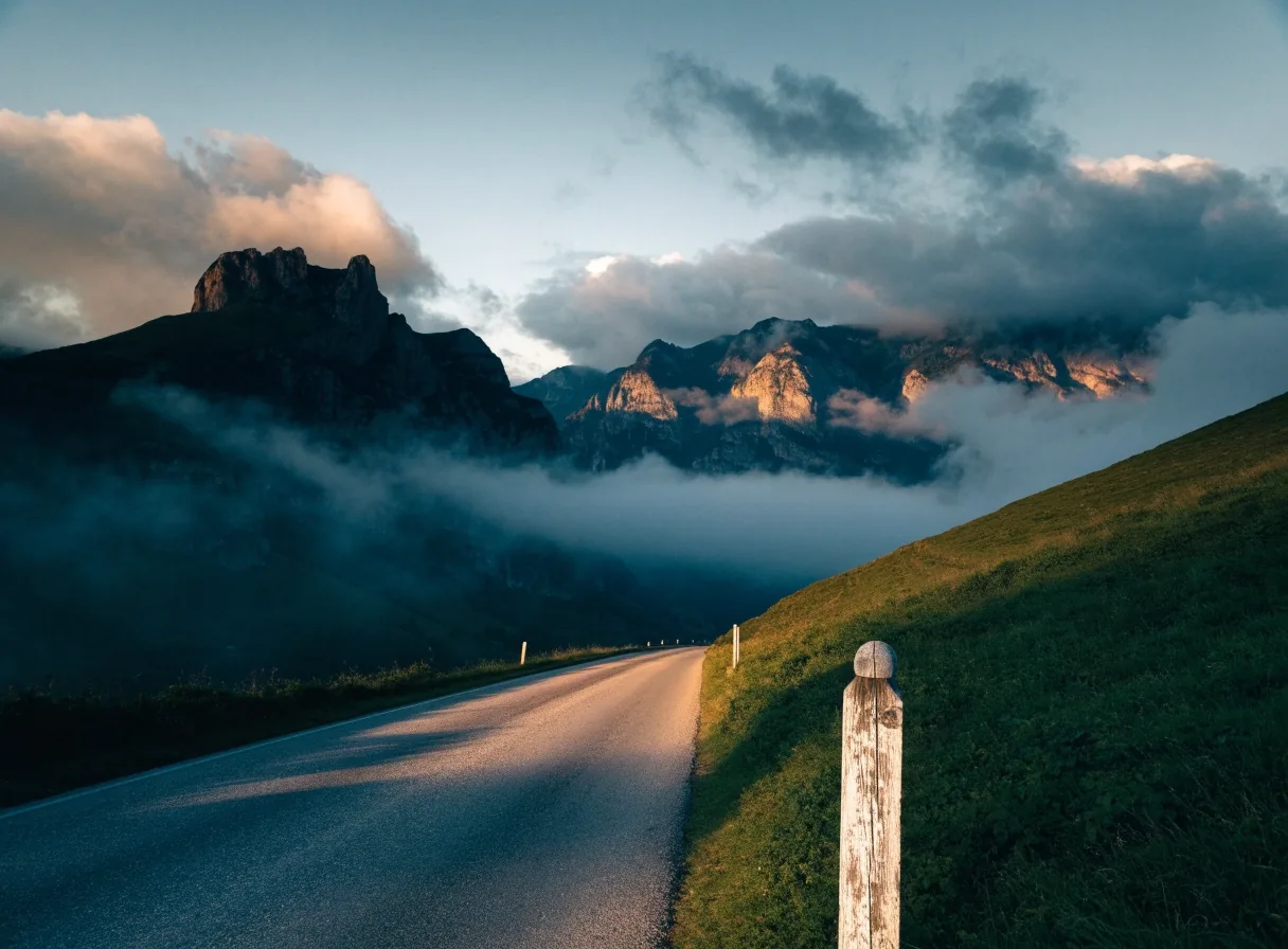 Abendlicht über einer Straße mit Blick auf die österreichischen Alpen
