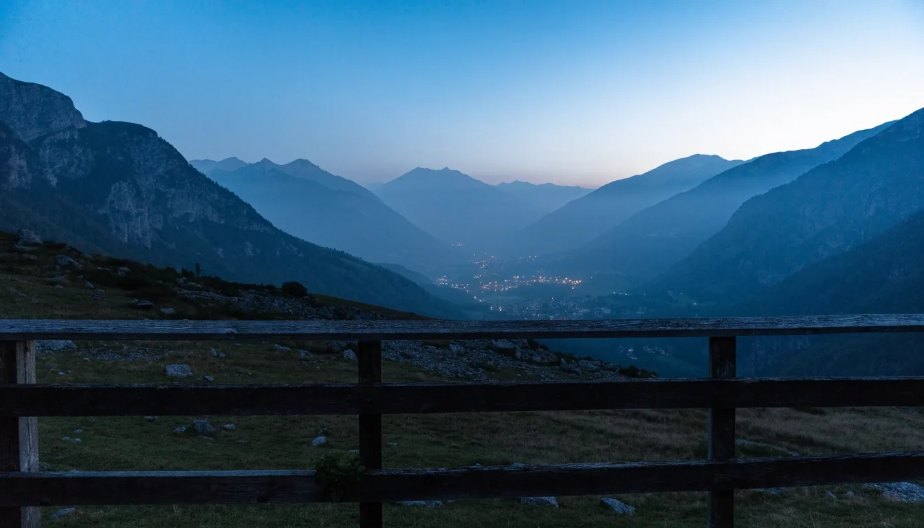 Abendblick von einer Berghüttenterrasse über ein österreichisches Alpental